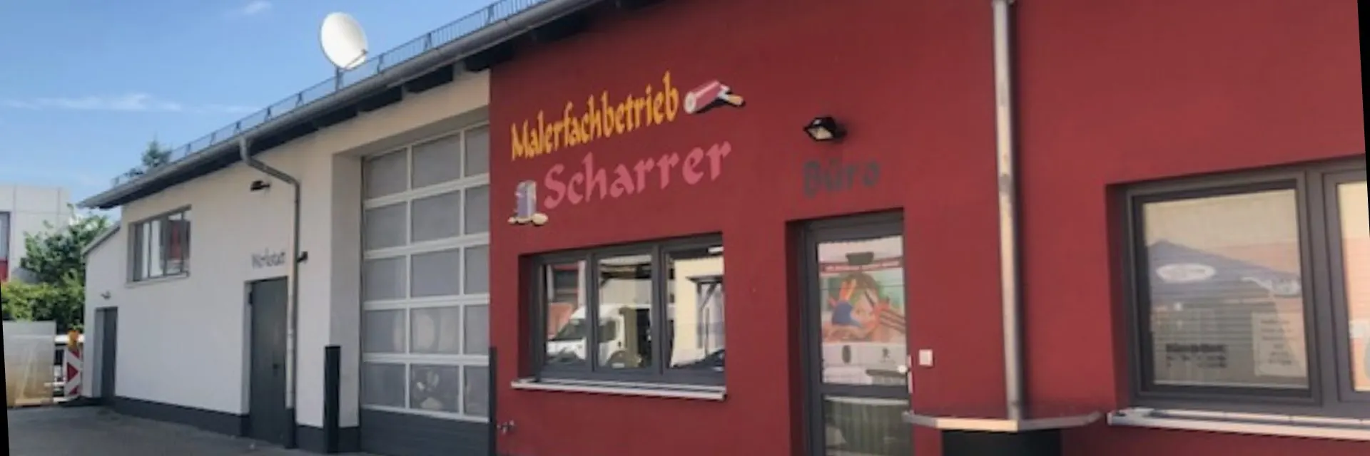 Firmengebäude des Malerfachbetriebs Scharrer mit roter Fassade, Büro und Werkstatt